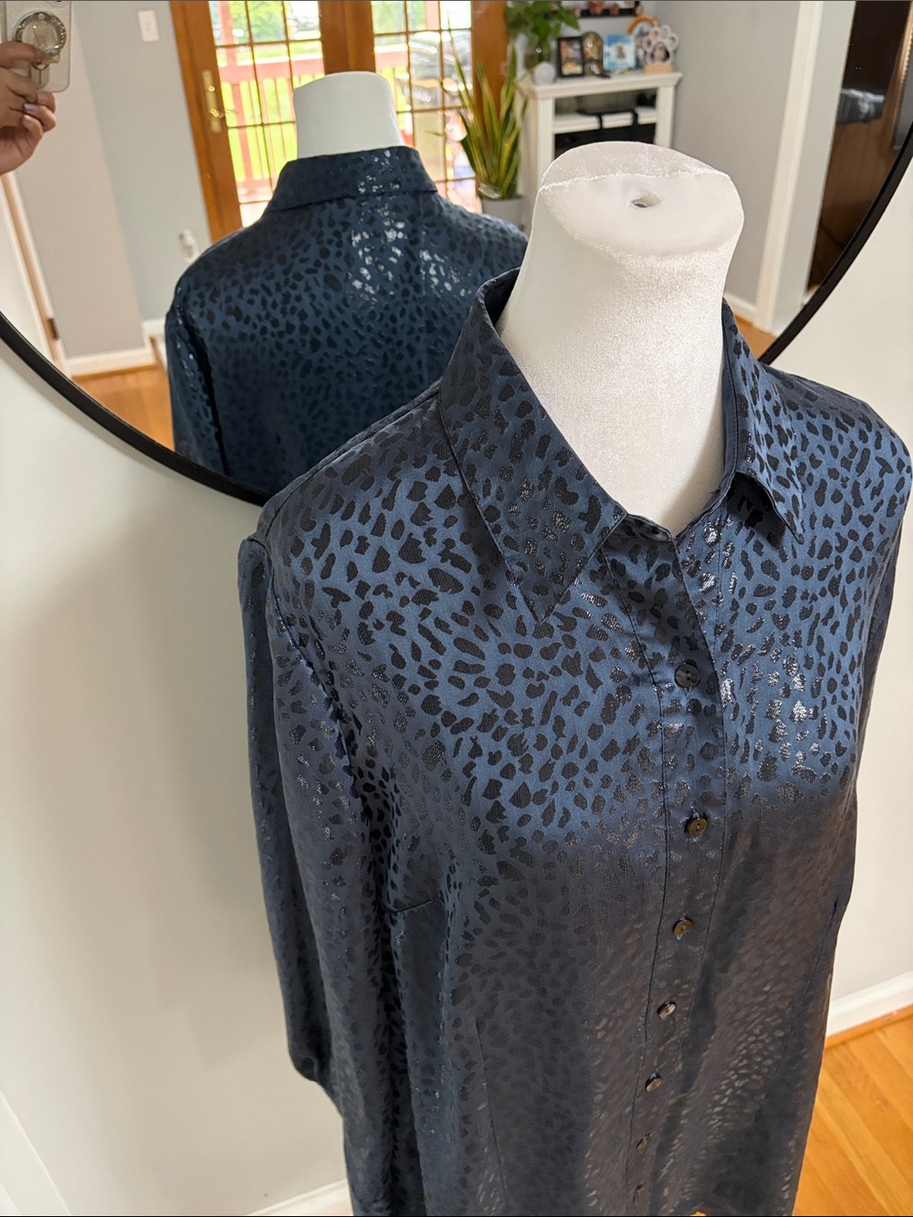 Chico’s Silk Blend Blue Black Leopard Print Button‎ Up Tunic Blouse Shirt Sz 1 - Picture 8 of 13
